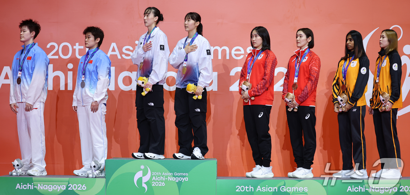 (이치노미야=뉴스1) 김도우 기자 = 대한민국 이소희, 백하나가 29일 일본 이치노미야 시립체육관에서 열린 2026 아이치·나고야 아시안게임 배드민턴 여자 복식 시상식에서 금메달을 …