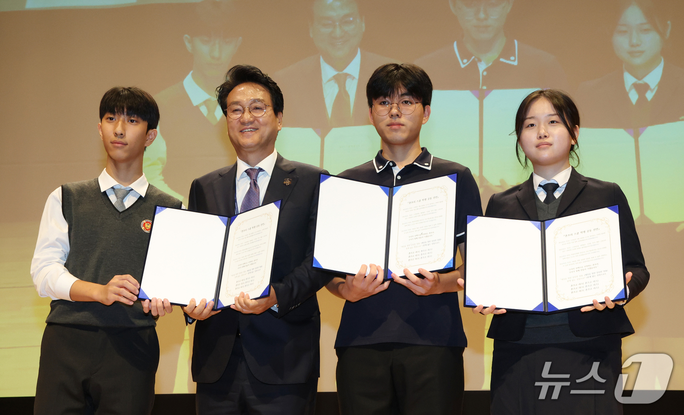 (수원=뉴스1) 김영운 기자 = 안민석 경기도교육감이 29일 경기 수원시 영통구 경기도교육청에서 열린 '폰프리 스쿨 학생 공동 선언식'에서 폰프리 선언 대표 학생들과 기념촬영을 하 …