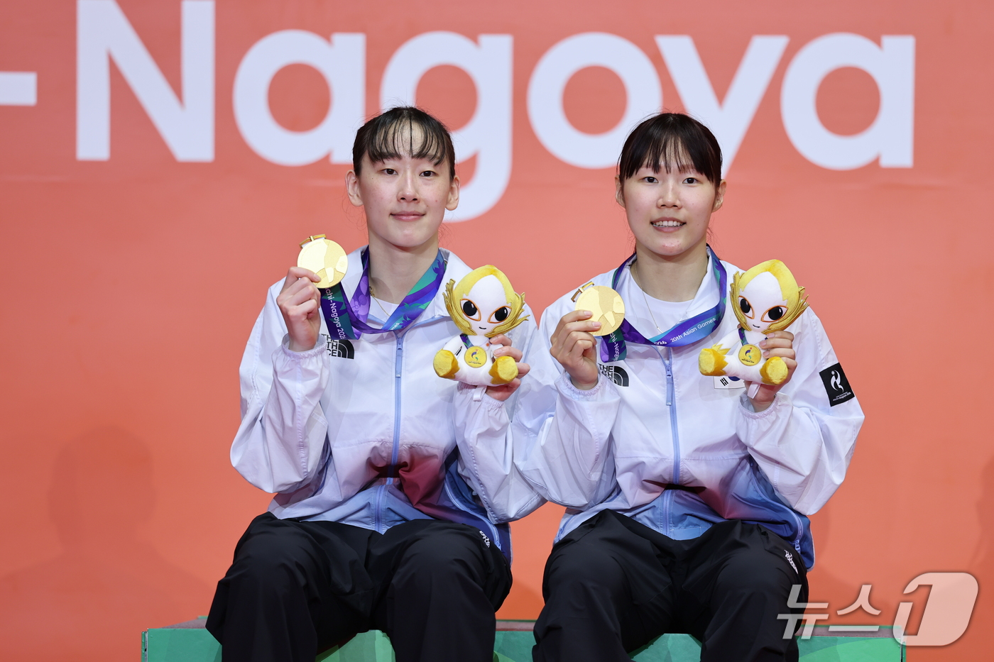 (이치노미야=뉴스1) 김도우 기자 = 대한민국 이소희, 백하나가 29일 일본 이치노미야 시립체육관에서 열린 2026 아이치·나고야 아시안게임 배드민턴 여자 복식 시상식에서 금메달을 …