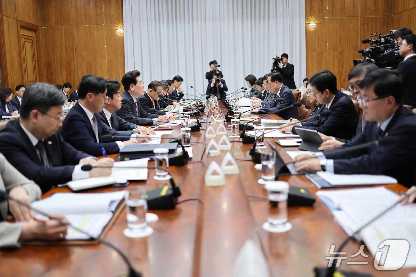 (서울=뉴스1) 이재명 기자 = 이재명 대통령이 29일 청와대에서 열린 메가프로젝트 제3차 민관합동 점검회의에서 발언을 하고 있다. (청와대통신사진기자단) 2026.9.29/뉴스1 …