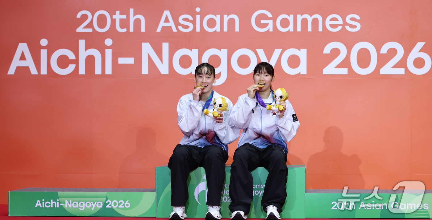 (이치노미야=뉴스1) 김도우 기자 = 대한민국 이소희, 백하나가 29일 일본 이치노미야 시립체육관에서 열린 2026 아이치·나고야 아시안게임 배드민턴 여자 복식 시상식에서 금메달을 …