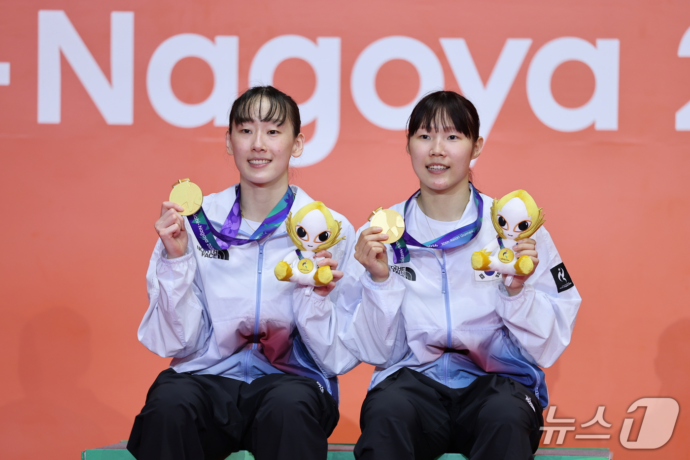 (이치노미야=뉴스1) 김도우 기자 = 대한민국 이소희, 백하나가 29일 일본 이치노미야 시립체육관에서 열린 2026 아이치·나고야 아시안게임 배드민턴 여자 복식 시상식에서 금메달을 …