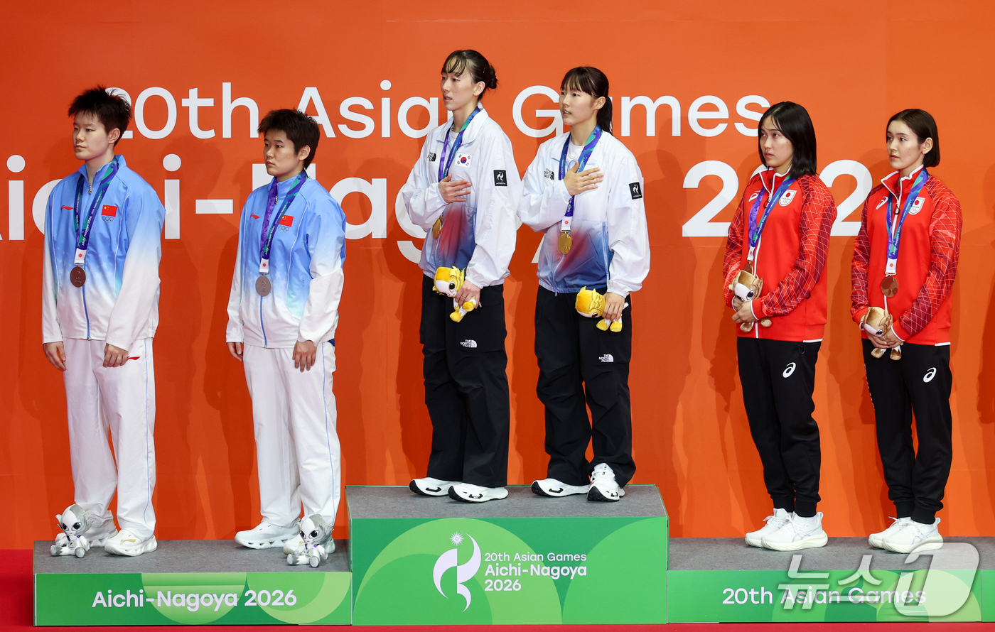(이치노미야=뉴스1) 안은나 기자 = 대한민국 이소희, 백하나가 29일 일본 이치노미야 시립체육관에서 열린 2026 아이치·나고야 아시안게임 배드민턴 여자 복식 시상식에서 애국가를 …