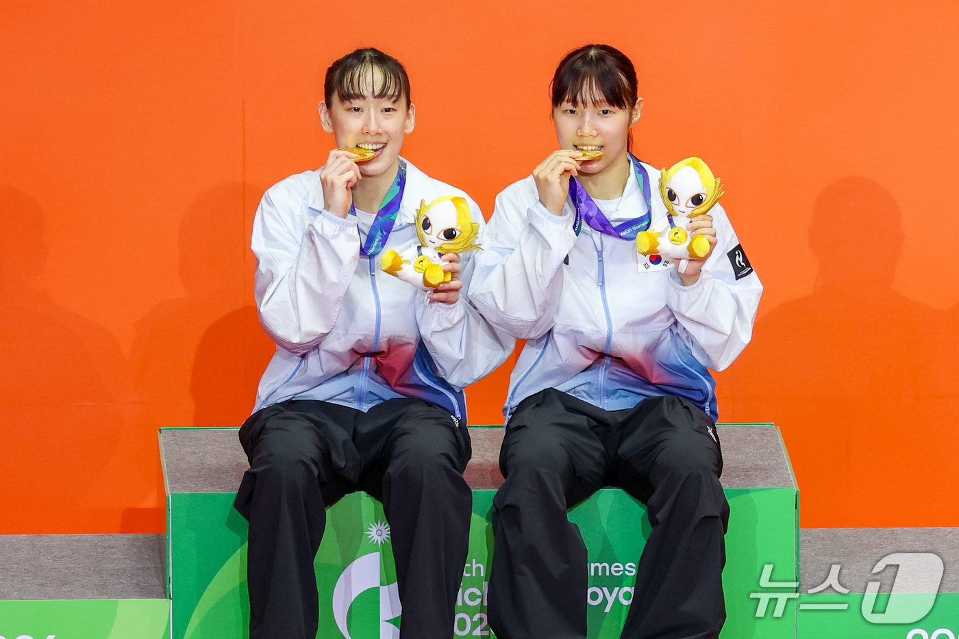 (이치노미야=뉴스1) 안은나 기자 = 대한민국 이소희(왼쪽), 백하나가 29일 일본 이치노미야 시립체육관에서 열린 2026 아이치·나고야 아시안게임 배드민턴 여자 복식 시상식에서 …