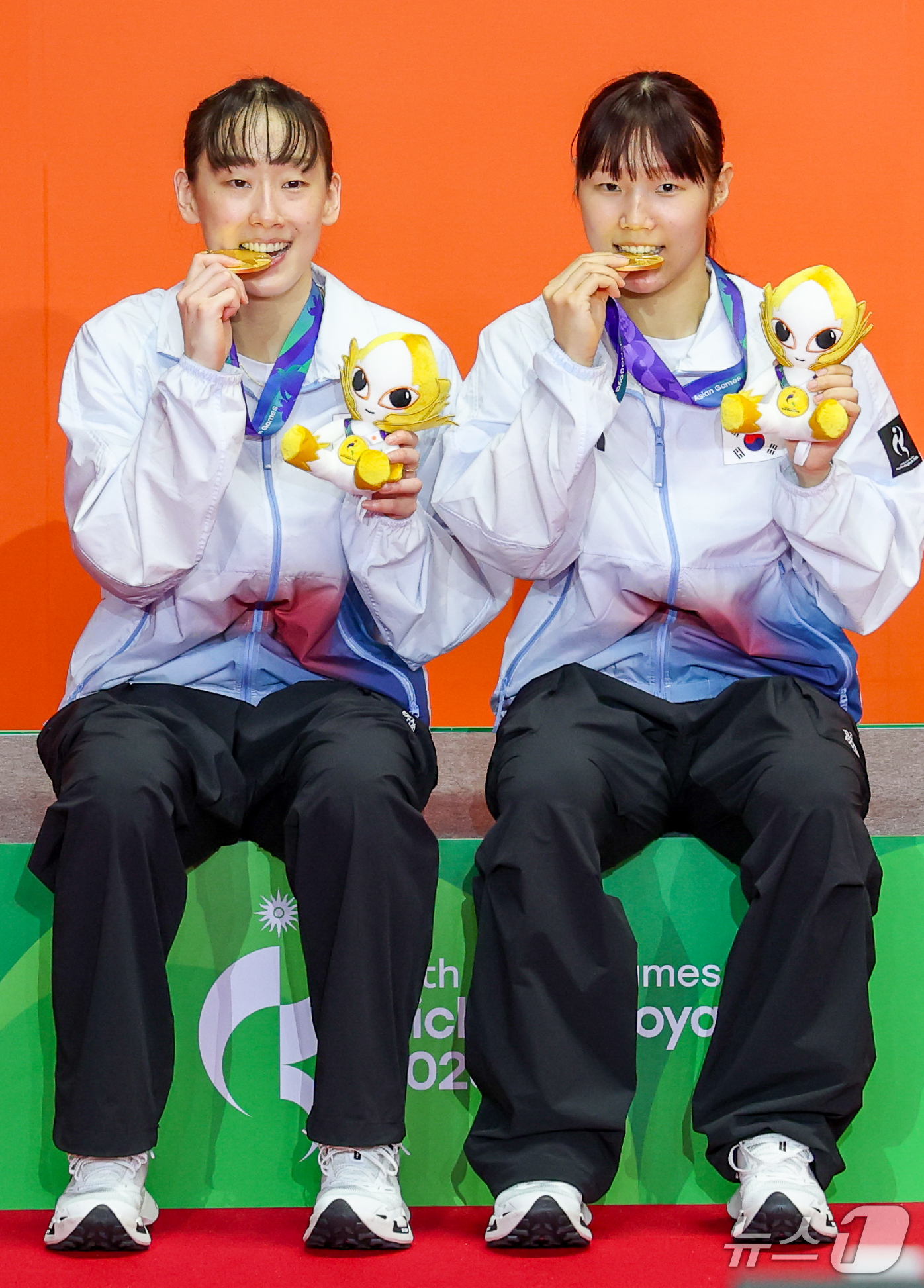 (이치노미야=뉴스1) 안은나 기자 = 대한민국 이소희(왼쪽), 백하나가 29일 일본 이치노미야 시립체육관에서 열린 2026 아이치·나고야 아시안게임 배드민턴 여자 복식 시상식에서 …
