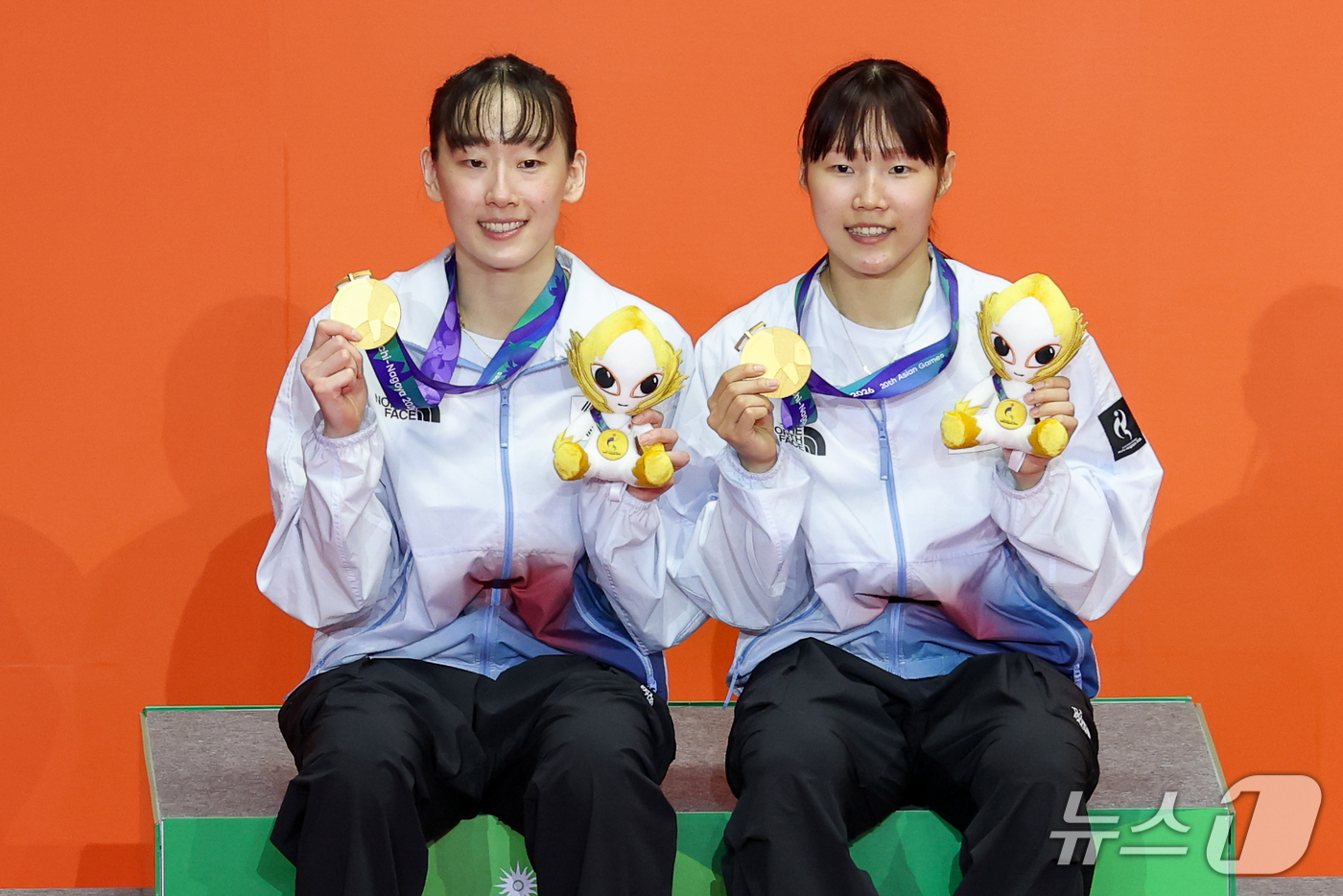 (이치노미야=뉴스1) 안은나 기자 = 대한민국 이소희(왼쪽), 백하나가 29일 일본 이치노미야 시립체육관에서 열린 2026 아이치·나고야 아시안게임 배드민턴 여자 복식 시상식에서 …