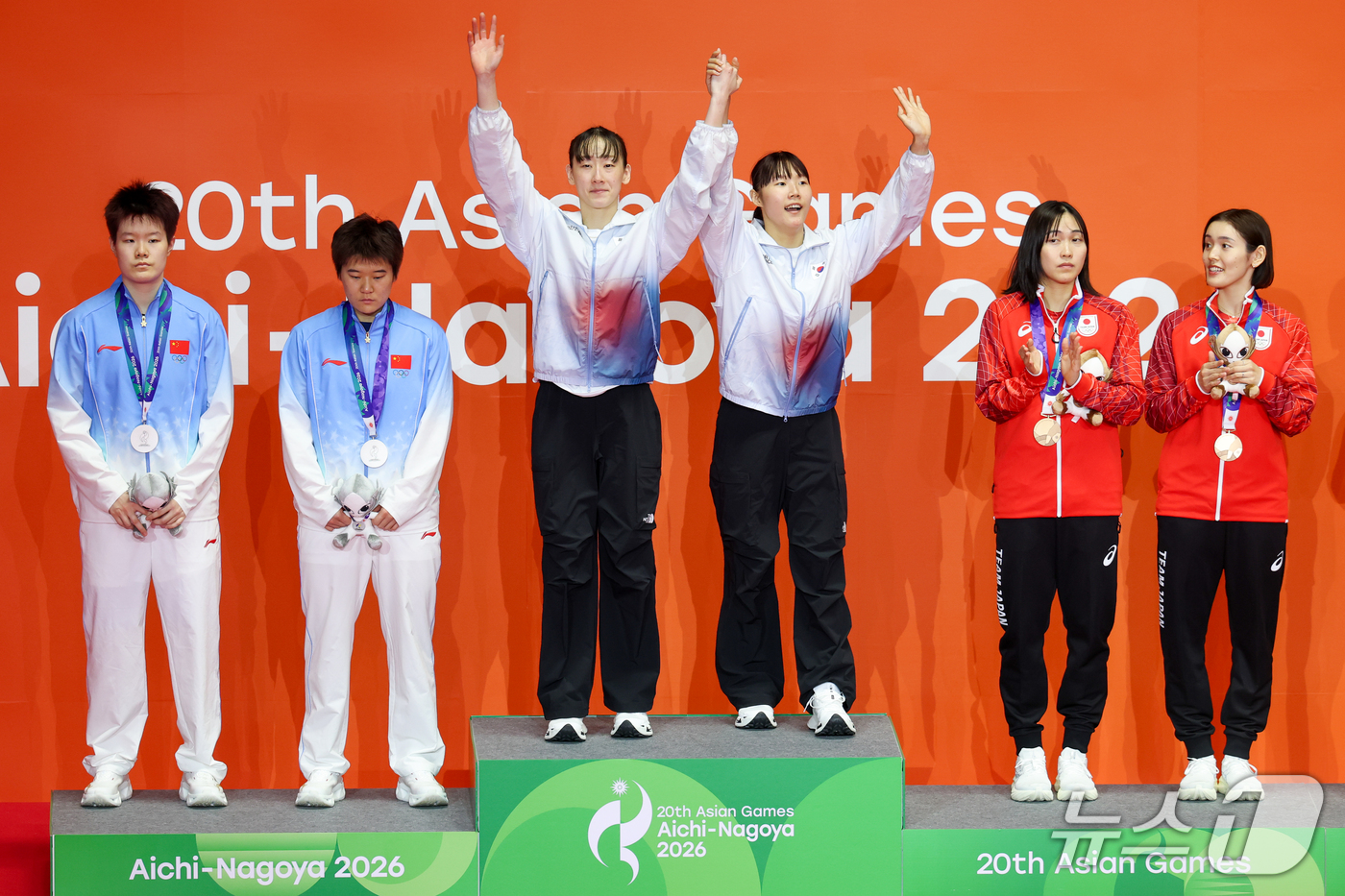 (이치노미야=뉴스1) 안은나 기자 = 대한민국 이소희(왼쪽), 백하나가 29일 일본 이치노미야 시립체육관에서 열린 2026 아이치·나고야 아시안게임 배드민턴 여자 복식 시상식에서 …