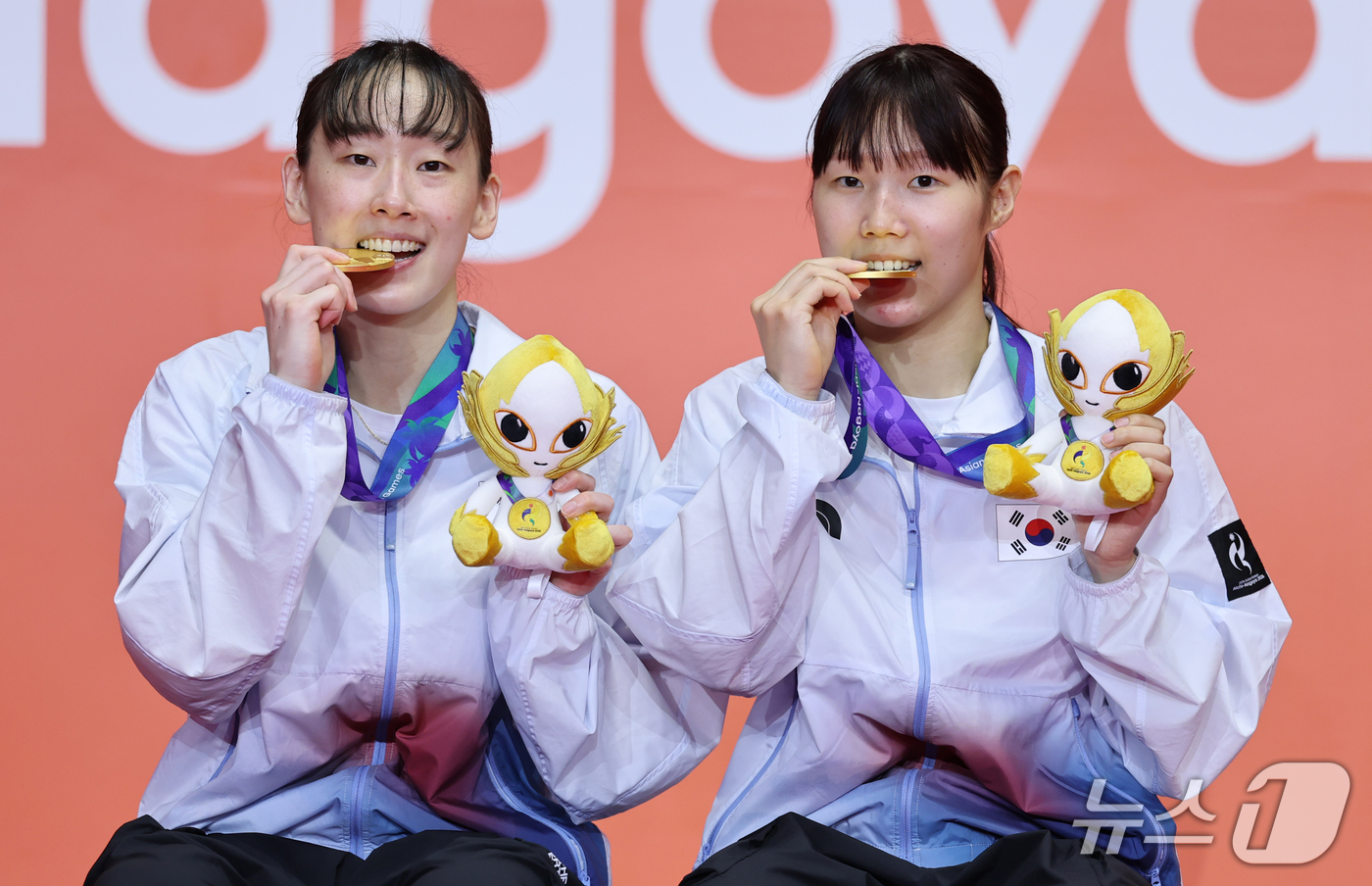 (이치노미야=뉴스1) 김도우 기자 = 대한민국 이소희, 백하나가 29일 일본 이치노미야 시립체육관에서 열린 2026 아이치·나고야 아시안게임 배드민턴 여자 복식 시상식에서 금메달을 …