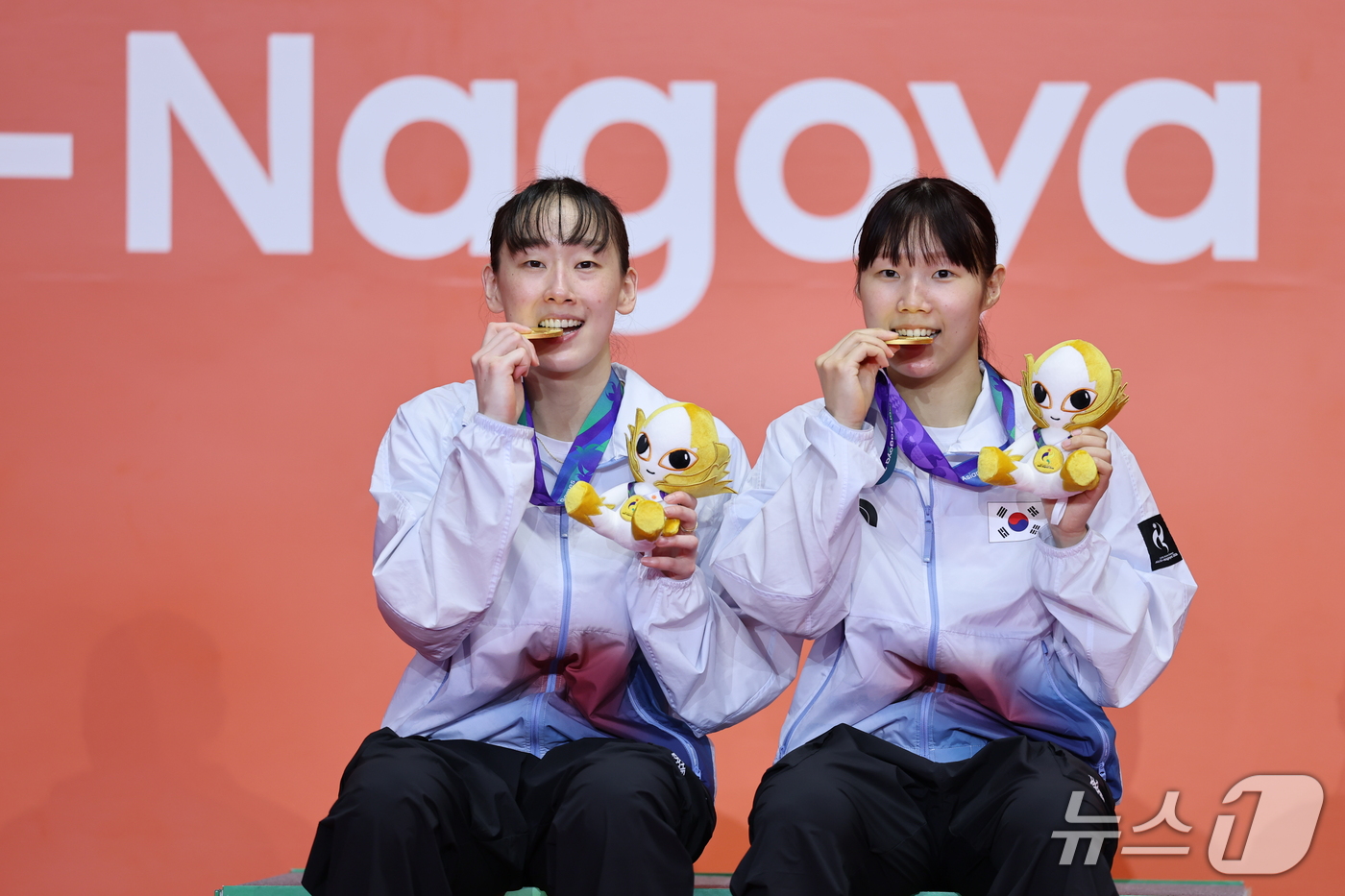 (이치노미야=뉴스1) 김도우 기자 = 대한민국 이소희, 백하나가 29일 일본 이치노미야 시립체육관에서 열린 2026 아이치·나고야 아시안게임 배드민턴 여자 복식 시상식에서 금메달을 …