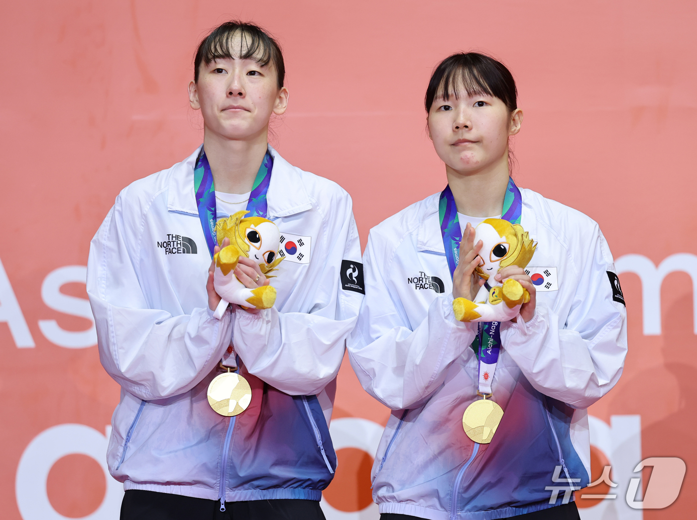 (이치노미야=뉴스1) 김도우 기자 = 대한민국 이소희, 백하나가 29일 일본 이치노미야 시립체육관에서 열린 2026 아이치·나고야 아시안게임 배드민턴 여자 복식 시상식에서 금메달을 …