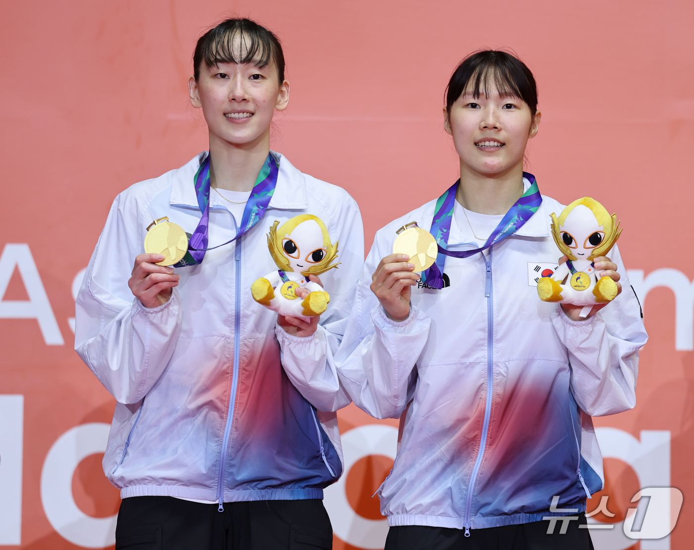 (이치노미야=뉴스1) 김도우 기자 = 대한민국 이소희, 백하나가 29일 일본 이치노미야 시립체육관에서 열린 2026 아이치·나고야 아시안게임 배드민턴 여자 복식 시상식에서 금메달을 …