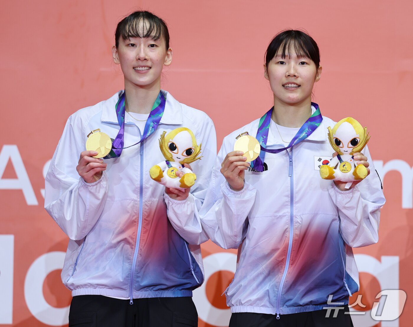 본문 이미지 - 대한민국 이소희, 백하나가 29일 일본 이치노미야 시립체육관에서 열린 2026 아이치·나고야 아시안게임 배드민턴 여자 복식 시상식에서 금메달을 들고 기념촬영을 하고 있다. 2026.9.29 ⓒ 뉴스1 김도우 기자
