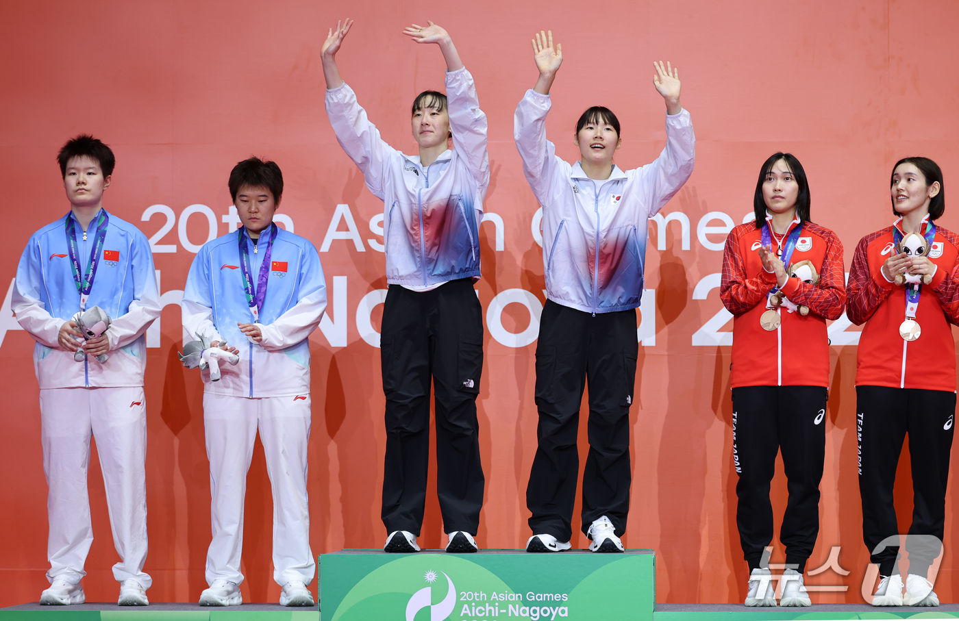 (이치노미야=뉴스1) 김도우 기자 = 대한민국 이소희, 백하나가 29일 일본 이치노미야 시립체육관에서 열린 2026 아이치·나고야 아시안게임 배드민턴 여자 복식 시상식에서 금메달을 …