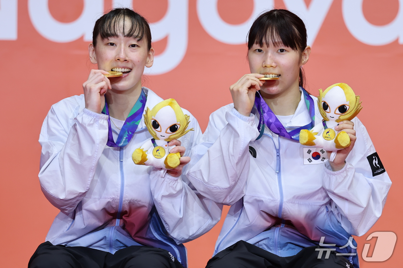 (이치노미야=뉴스1) 김도우 기자 = 대한민국 이소희, 백하나가 29일 일본 이치노미야 시립체육관에서 열린 2026 아이치·나고야 아시안게임 배드민턴 여자 복식 시상식에서 금메달을 …