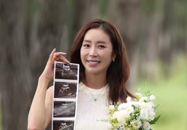 '47세 엄마' 한다감, 출산 전 임신 35주차 만삭 화보 공개…과감한 D라인