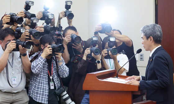 지뢰 추정 폭발 사고 현안보고하는 강신철 장관