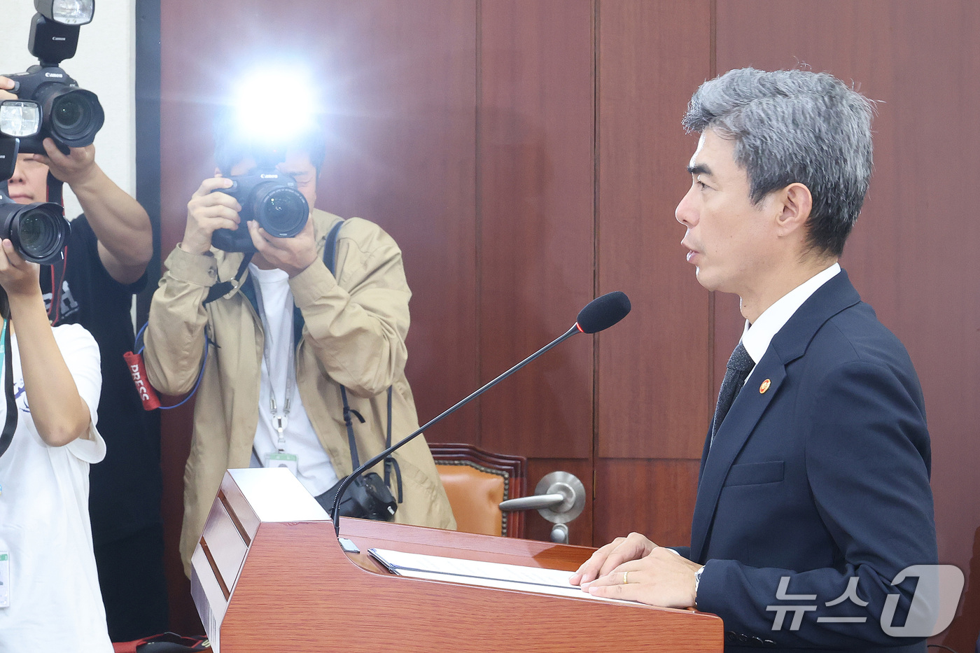 (서울=뉴스1) 신웅수 기자 = 강신철 국방부 장관이 29일 서울 여의도 국회 국방위원회에서 열린 비무장지대(DMZ) 지뢰 추정 폭발 사고 관련 현안보고에서 발언하고 있다.  20 …