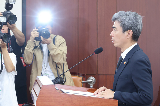 현안보고하는 강신철 국방장관