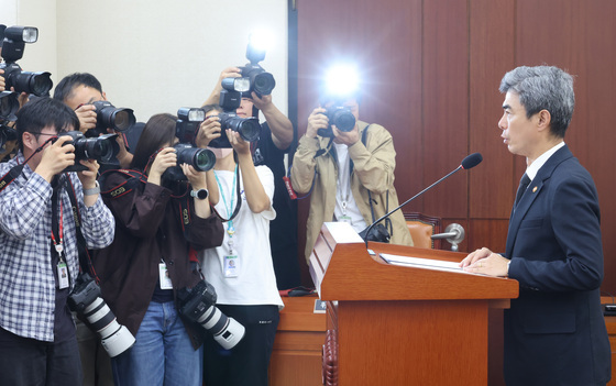 DMZ 사고 현안보고하는 강신철 장관