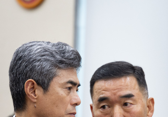대화 나누는 강신철 장관과 진영승 합참의장