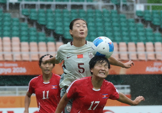 수비하는 김경영