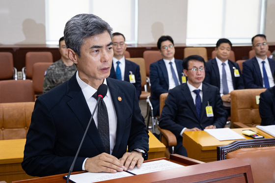 국방위 출석해 DMZ 지뢰 폭발 사고 현안보고하는 강신철 국방장관