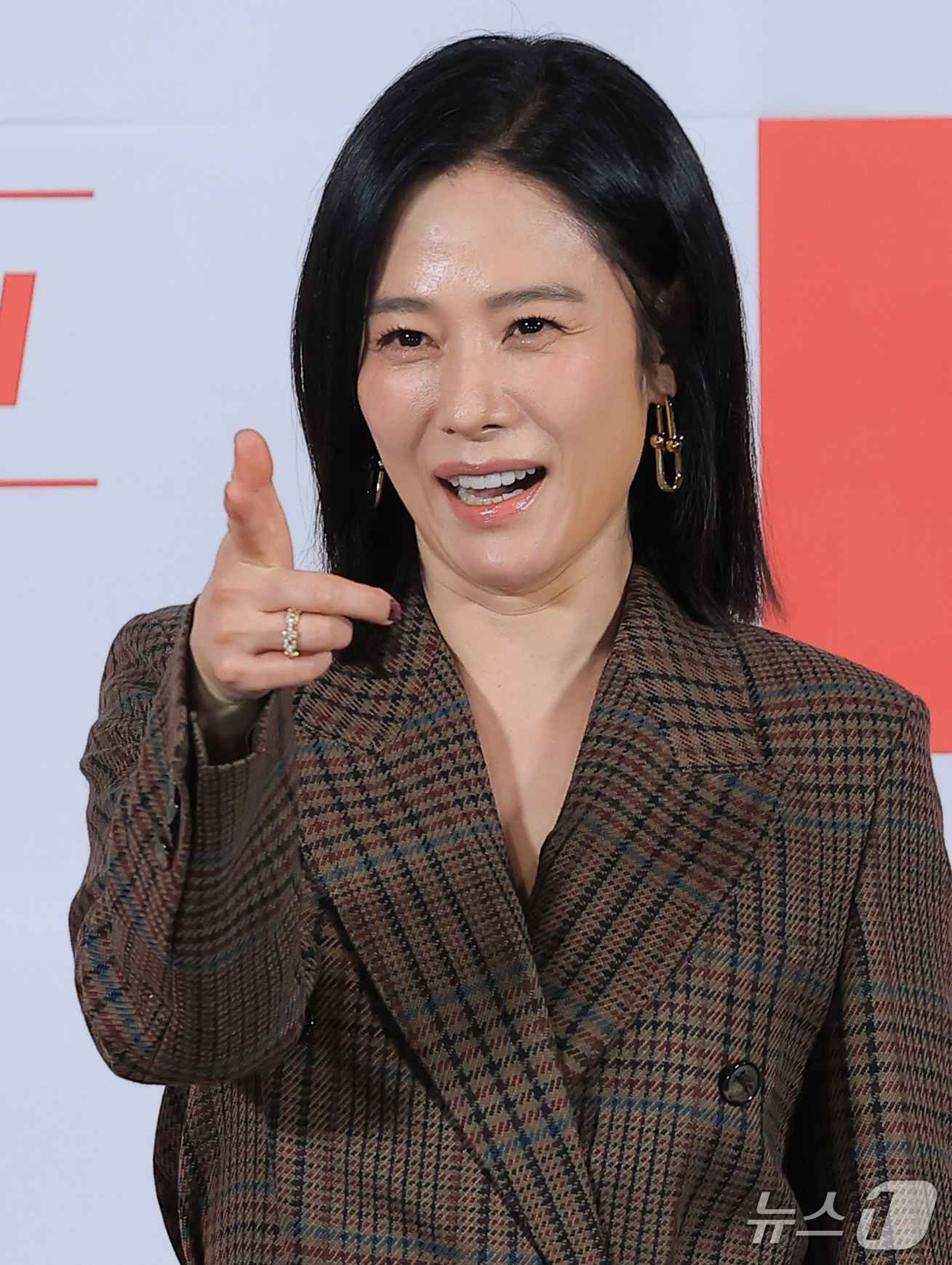 (서울=뉴스1) 권현진 기자 = 배우 김현주가 29일 서울 용산구 CGV 용산아이파크몰에서 열린 tvN 20주년 특별기획 새 토일드라마 '100일의 거짓말' 제작발표회에서 포즈를 …
