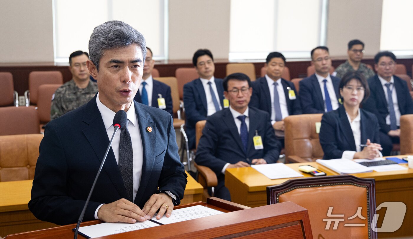 본문 이미지 - 강신철 국방부 장관이 29일 서울 여의도 국회에서 열린 제439회 국회(정기회) 국방위원회 제4차 전체회의에 출석해 인사말 및 비무장지대(DMZ) 지뢰 추정 폭발 사고 관련 현안보고를 하고 있다. 2026.9.29 ⓒ 뉴스1 유승관 기자