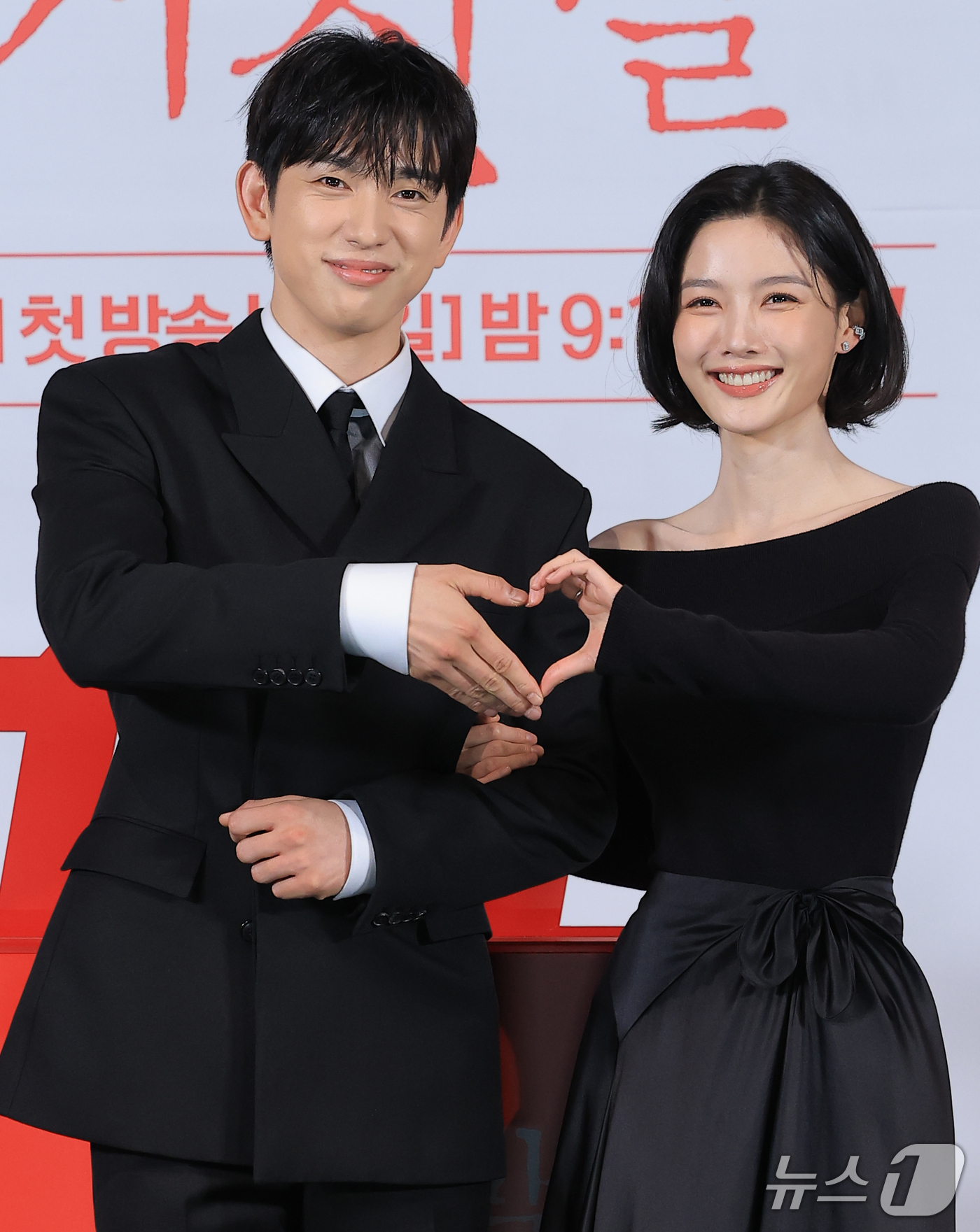 (서울=뉴스1) 권현진 기자 = 배우 박진영과 김유정(오른쪽)이 29일 서울 용산구 CGV 용산아이파크몰에서 열린 tvN 20주년 특별기획 새 토일드라마 '100일의 거짓말' 제작 …