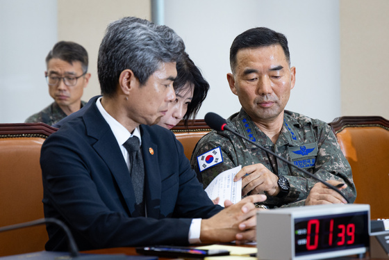 지뢰 폭발 사고 현장조사 결과 건네 받는 강신철·진영승