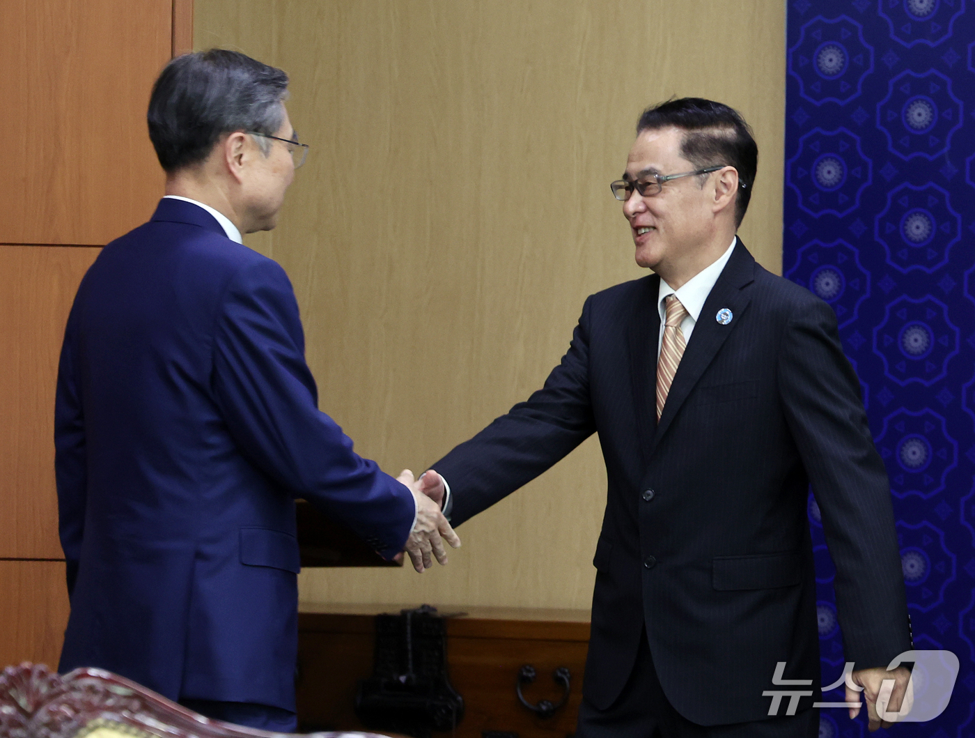 (서울=뉴스1) 이종덕 기자 = 조현 외교부 장관이 29일 서울 종로구 정부서울청사에서 신임 한중일 3국협력사무국(TCS) 사무총장단을 접견하며  니시오카 타쓰시 TCS 사무총장과 …