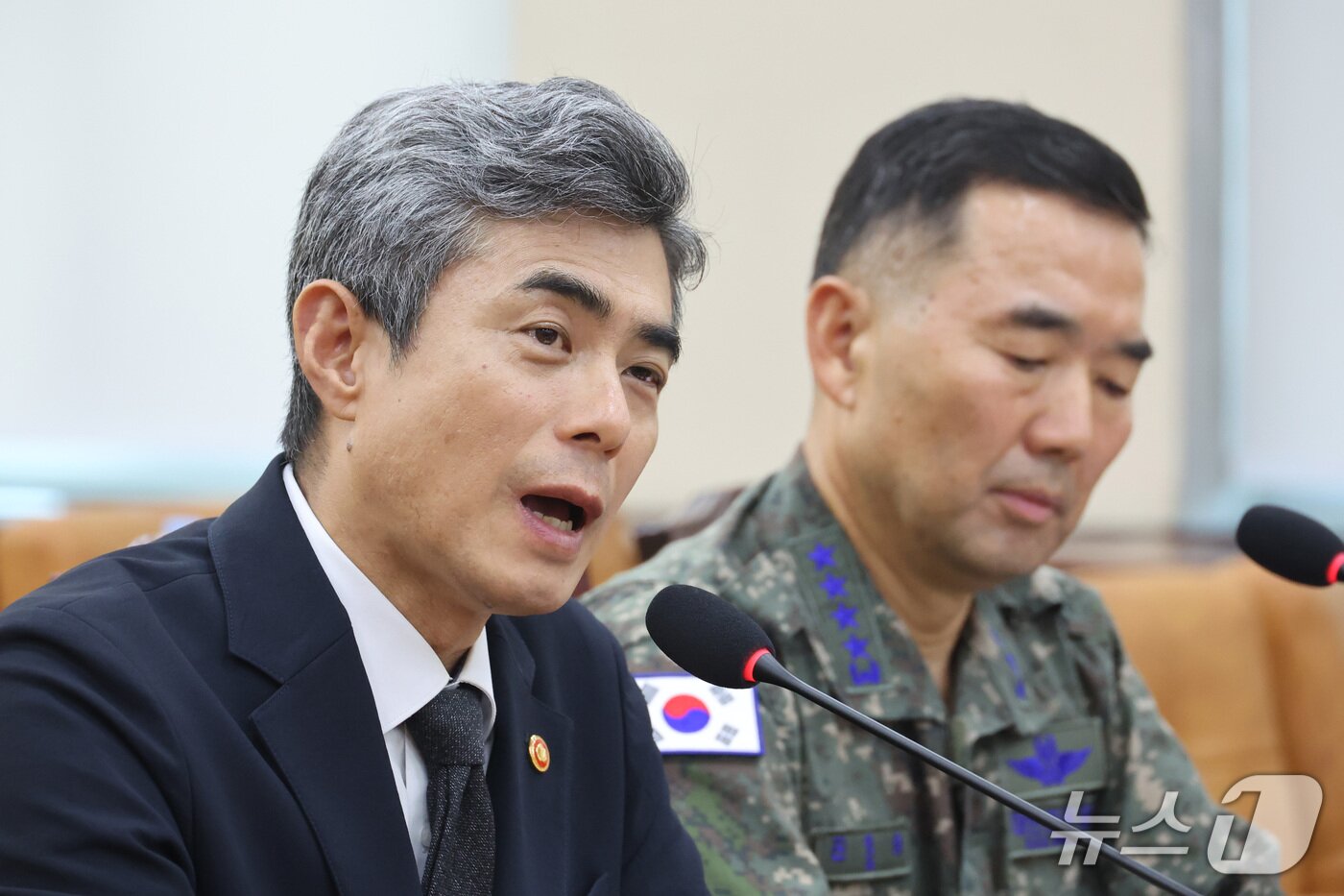 본문 이미지 - 강신철 국방부 장관이 29일 서울 여의도 국회 국방위원회에서 열린 비무장지대(DMZ) 지뢰 추정 폭발 사고 관련 현안보고에서 의원 질의에 답변하고 있다. 2026.9.29 ⓒ 뉴스1 신웅수 기자