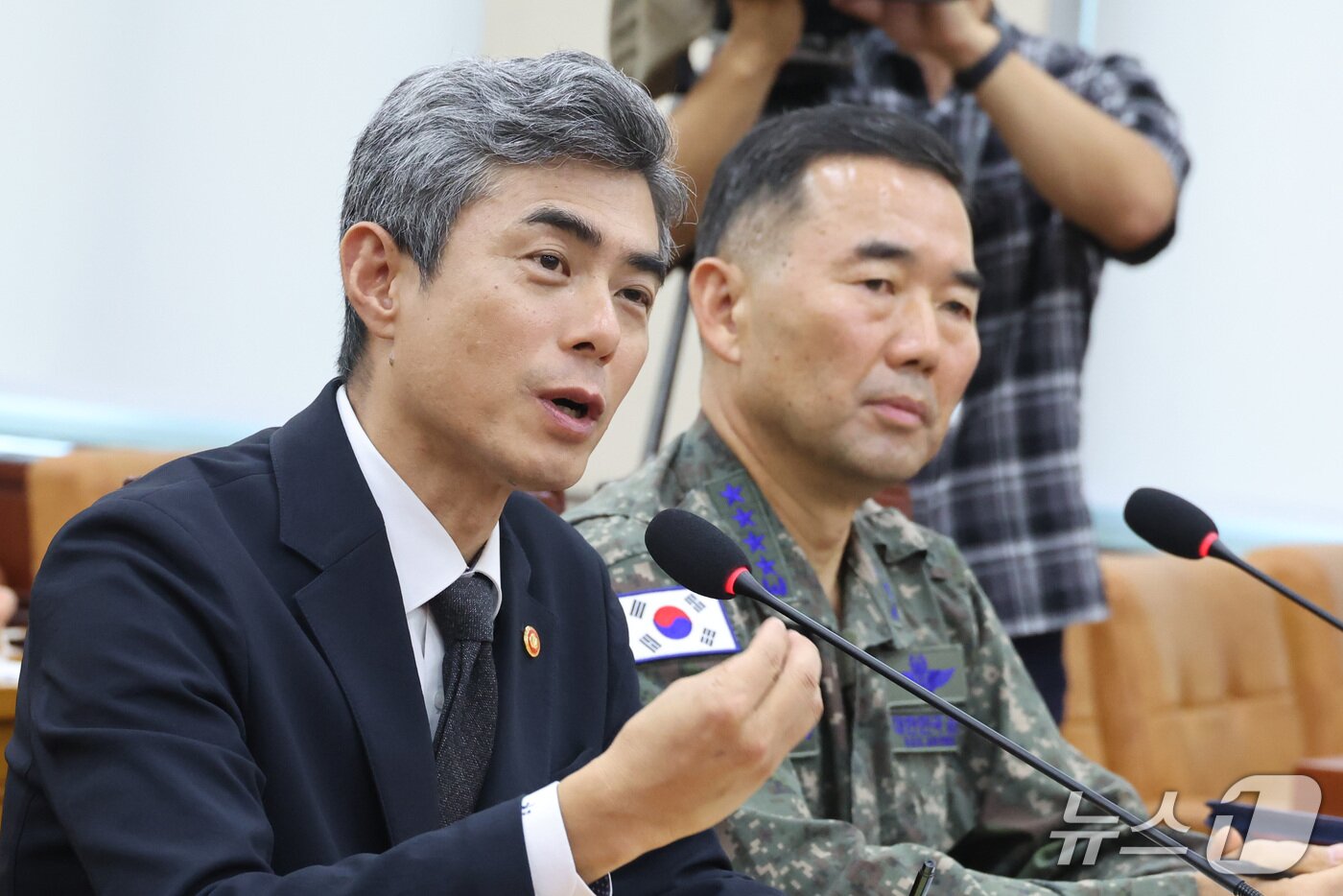 본문 이미지 - 강신철 국방부 장관이 29일 서울 여의도 국회 국방위원회에서 열린 비무장지대(DMZ) 지뢰 추정 폭발 사고 관련 현안보고에서 의원 질의에 답변하고 있다. 2026.9.29 ⓒ 뉴스1 신웅수 기자
