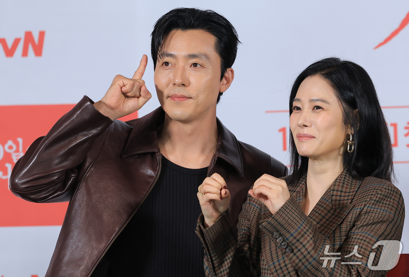 (서울=뉴스1) 권현진 기자 = 배우 이무생과 김현주(오른쪽)가 29일 서울 용산구 CGV 용산아이파크몰에서 열린 tvN 20주년 특별기획 새 토일드라마 '100일의 거짓말' 제작 …