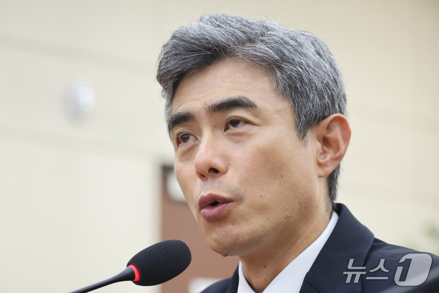(서울=뉴스1) 신웅수 기자 = 강신철 국방부 장관이 29일 서울 여의도 국회 국방위원회에서 열린 비무장지대(DMZ) 지뢰 추정 폭발 사고 관련 현안보고에서 의원 질의에 답변하고 …