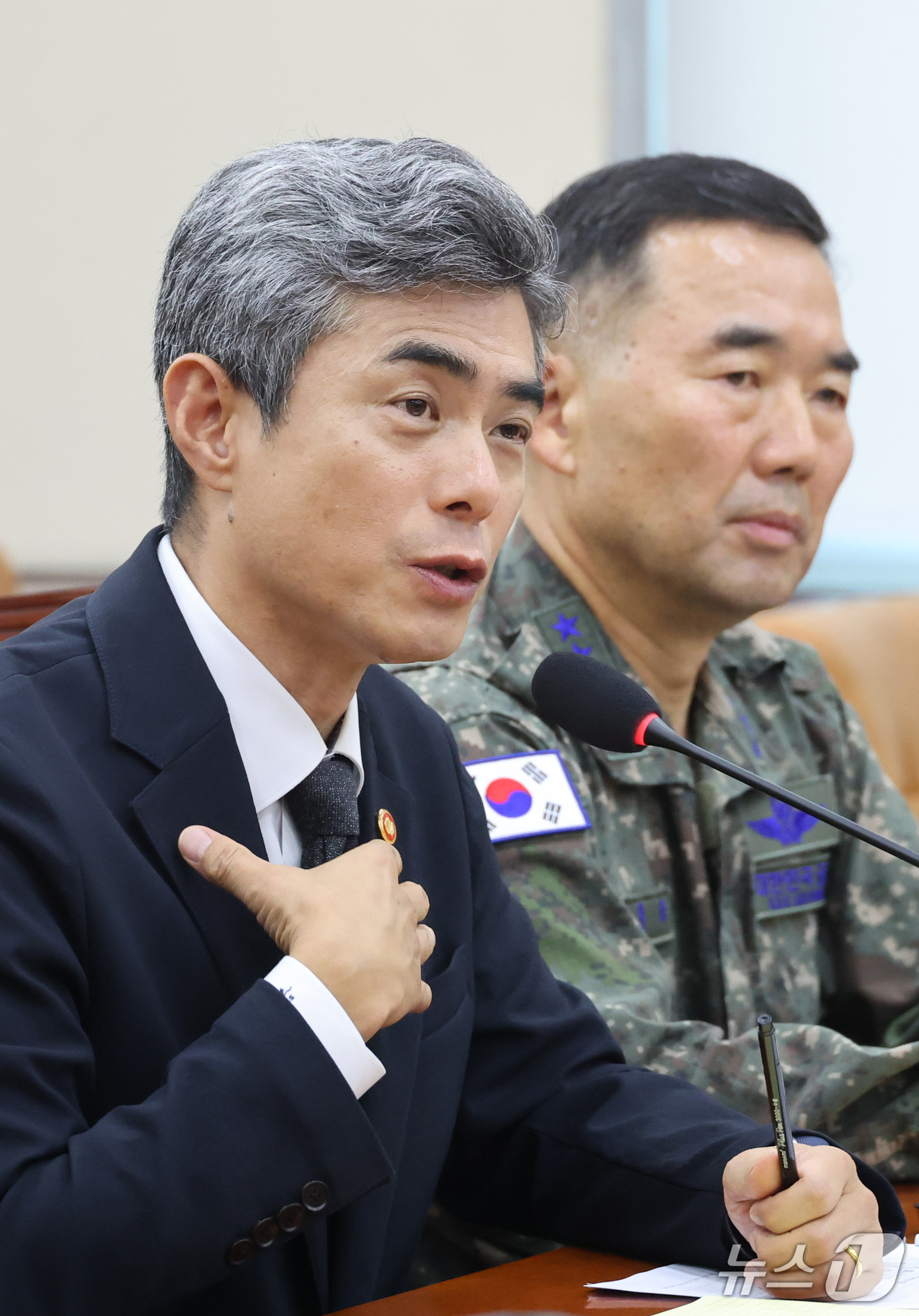 (서울=뉴스1) 신웅수 기자 = 강신철 국방부 장관이 29일 서울 여의도 국회 국방위원회에서 열린 비무장지대(DMZ) 지뢰 추정 폭발 사고 관련 현안보고에서 의원 질의에 답변하고 …