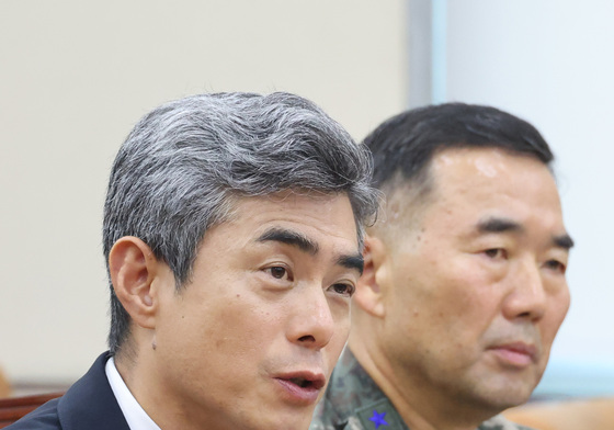 DMZ 지뢰 사고 현안보고하는 강신철 장관