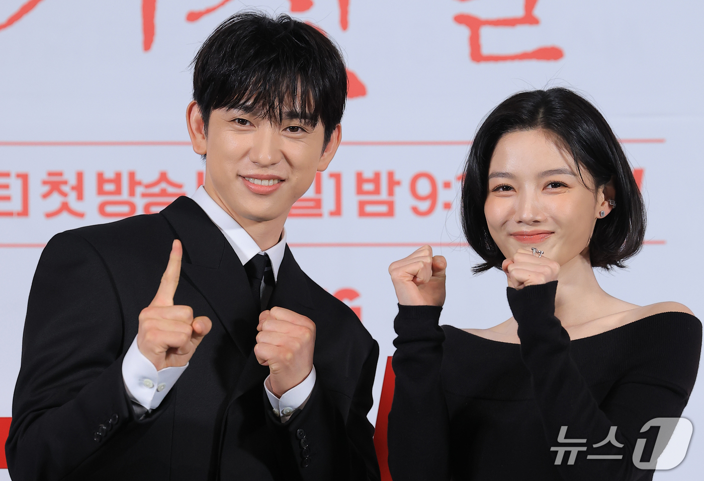 (서울=뉴스1) 권현진 기자 = 배우 박진영과 김유정(오른쪽)이 29일 서울 용산구 CGV 용산아이파크몰에서 열린 tvN 20주년 특별기획 새 토일드라마 '100일의 거짓말' 제작 …