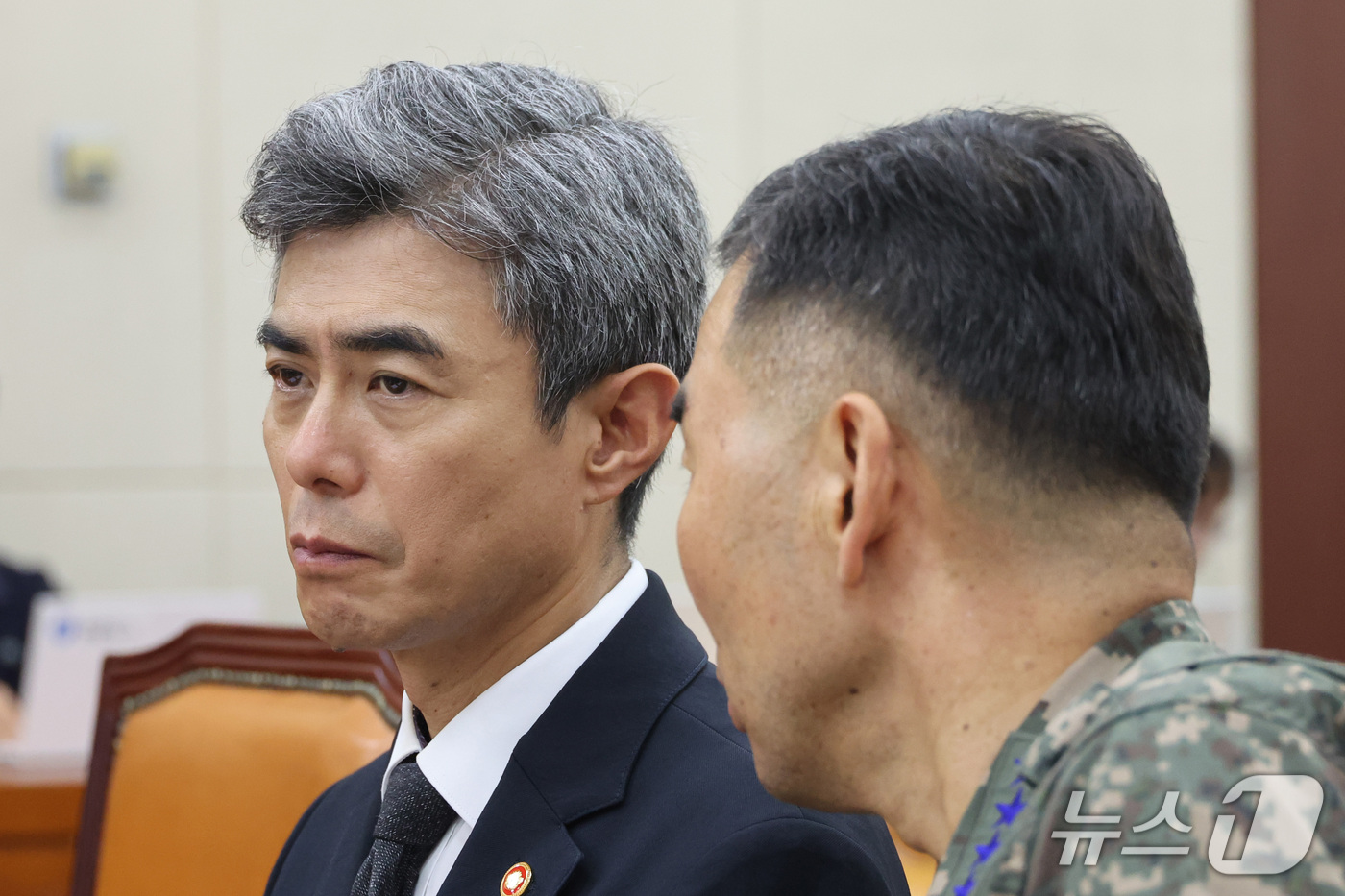 (서울=뉴스1) 신웅수 기자 = 강신철 국방부 장관과 진영승 합참의장이 29일 서울 여의도 국회 국방위원회에서 열린 비무장지대(DMZ) 지뢰 추정 폭발 사고 관련 현안보고에서 대화 …