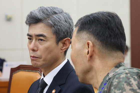 합참의장과 대화하는 강신철 장관