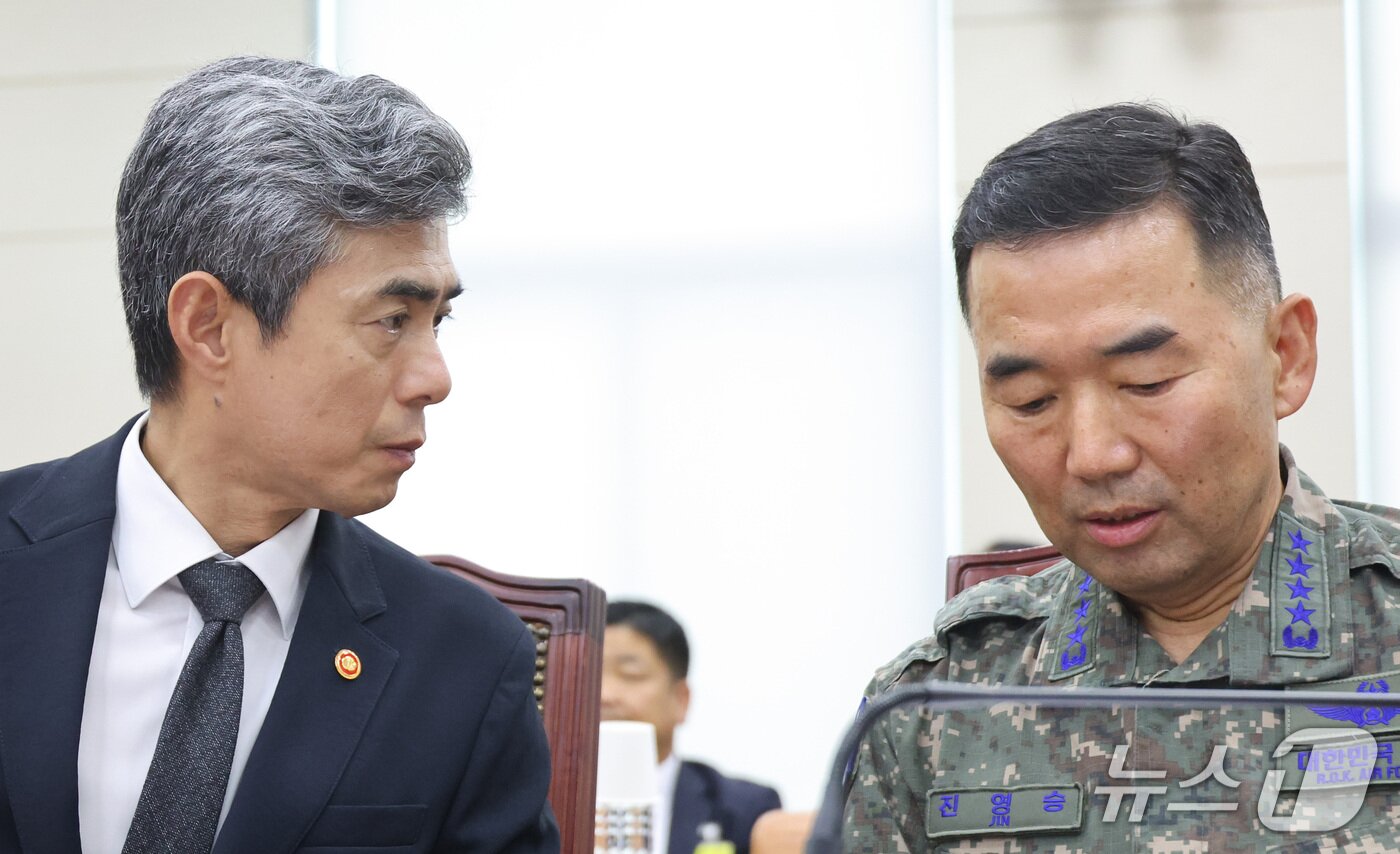 본문 이미지 - 강신철 국방부 장관과 진영승 합참의장이 29일 서울 여의도 국회 국방위원회에서 열린 비무장지대(DMZ) 지뢰 추정 폭발 사고 관련 현안보고에서 대화하고 있다. 2026.9.29 ⓒ 뉴스1 신웅수 기자