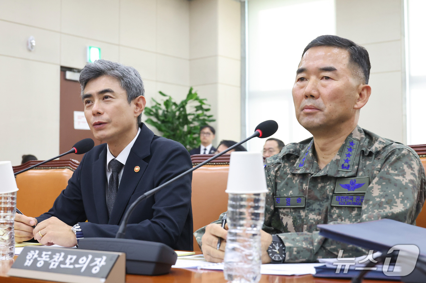 (서울=뉴스1) 신웅수 기자 = 강신철 국방부 장관이 29일 서울 여의도 국회 국방위원회에서 열린 비무장지대(DMZ) 지뢰 추정 폭발 사고 관련 현안보고에서 의원 질의에 답변하고 …