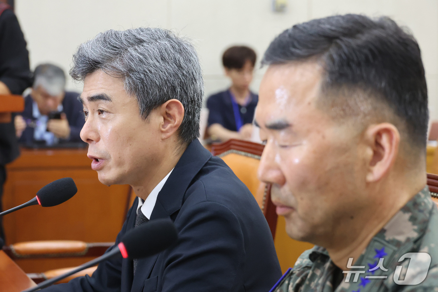 (서울=뉴스1) 신웅수 기자 = 강신철 국방부 장관이 29일 서울 여의도 국회 국방위원회에서 열린 비무장지대(DMZ) 지뢰 추정 폭발 사고 관련 현안보고에서 인사하고 있다.  20 …