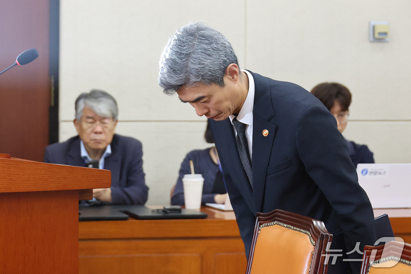 (서울=뉴스1) 신웅수 기자 = 강신철 국방부 장관이 29일 서울 여의도 국회 국방위원회에서 열린 비무장지대(DMZ) 지뢰 추정 폭발 사고 관련 현안보고에서 인사하고 있다.  20 …