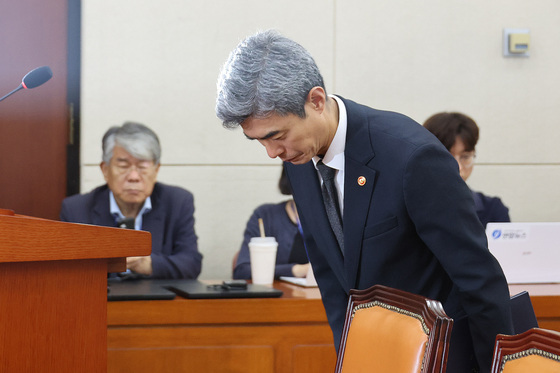 인사하는 강신철 국방장관