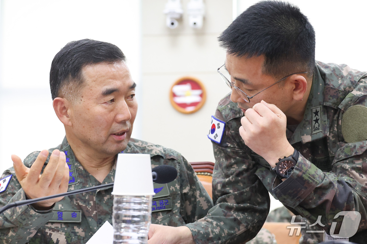 (서울=뉴스1) 신웅수 기자 = 진영승 합참의장이 29일 서울 여의도 국회 국방위원회에서 열린 비무장지대(DMZ) 지뢰 추정 폭발 사고 관련 현안보고에서 군 관계자와 대화하고 있다 …