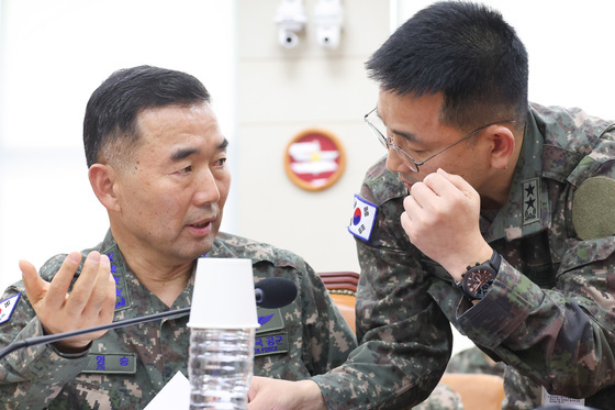 대화나누는 진영승 합참의장