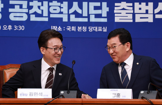 대화하는 김민석 대표와 신정훈 공천혁신단장