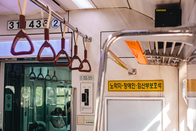 "장애가 무슨 자랑이라고"…노약자석 아이에게 호통친 노인 '몰매'