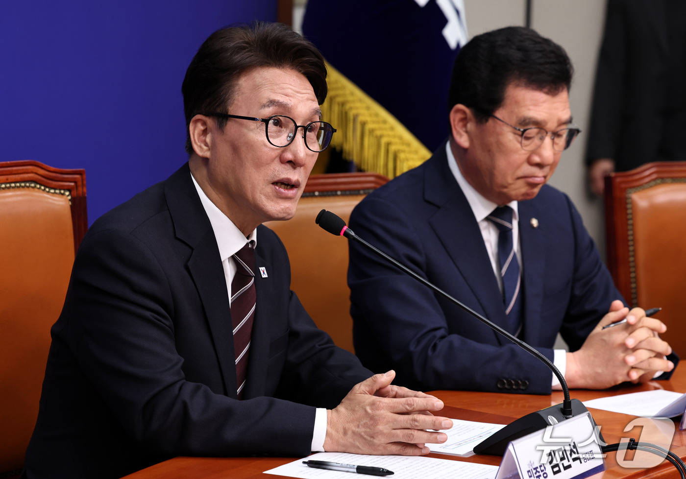(서울=뉴스1) 구윤성 기자 = 김민석 더불어민주당 대표가 29일 서울 여의도 국회에서 열린 공천혁신단 출범식에서 인사말하고 있다. 오른쪽은 신정훈 공천혁신단장. 2026.9.29 …